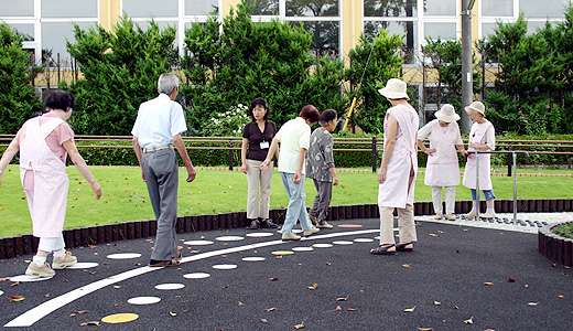 近所の人たちが公園を訪れている画像