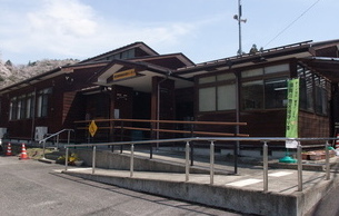 公民館外観春