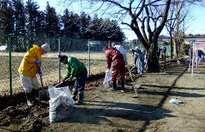 表土除去作業を行う保護者や地域の皆さん