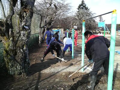 蜂巣小学校表土除去の様子1