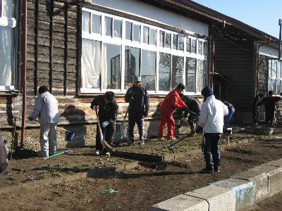 蜂巣小学校表土除去の様子2