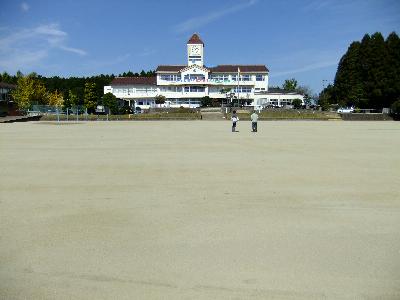 表土除去作業が完了した羽田小校庭（11月1日）