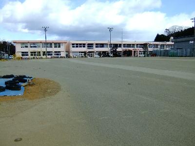 表土除去作業が完了した両郷中央小学校校庭（12月27日）
