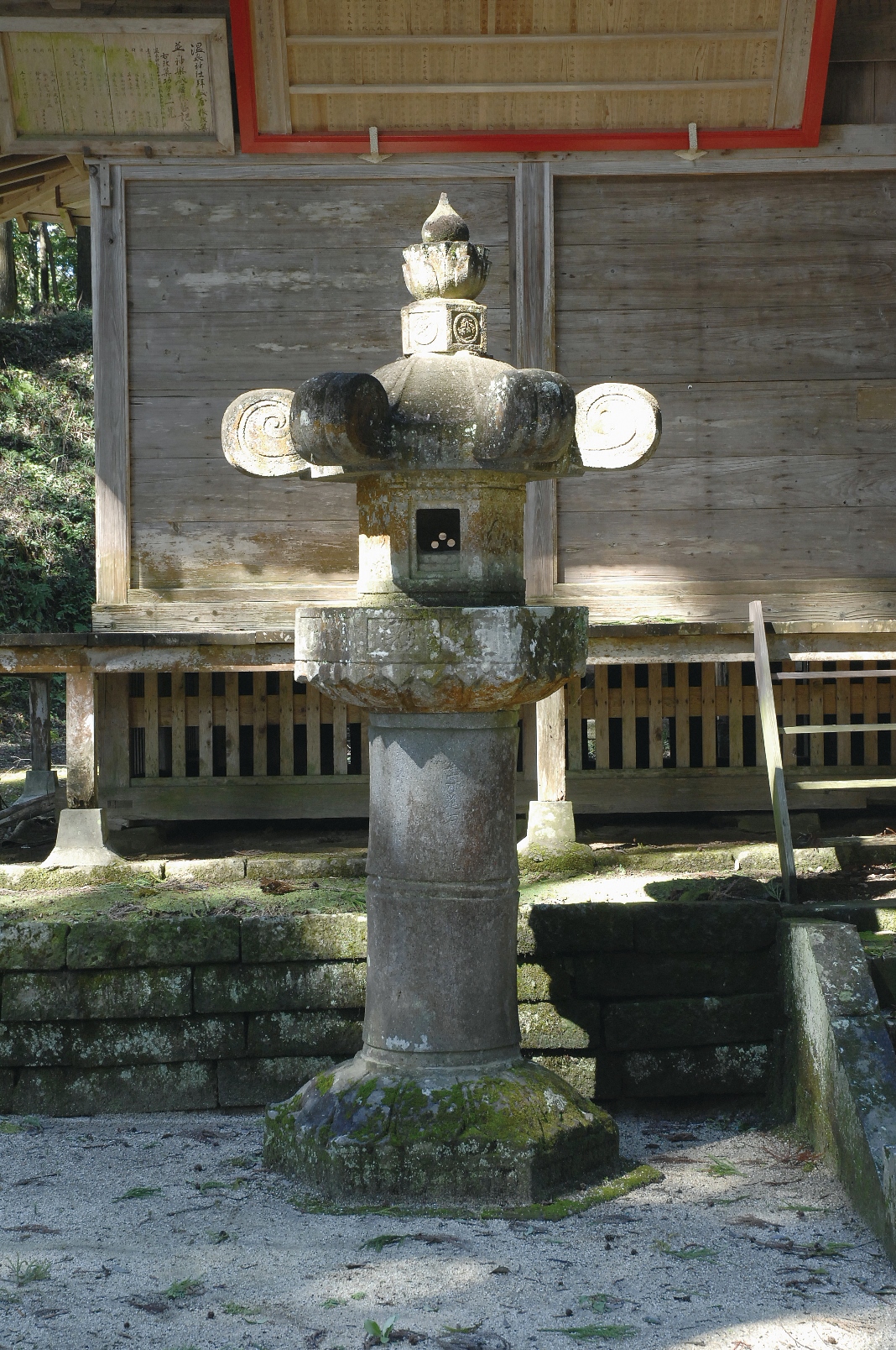 大宮温泉神社の石灯籠向かって左側