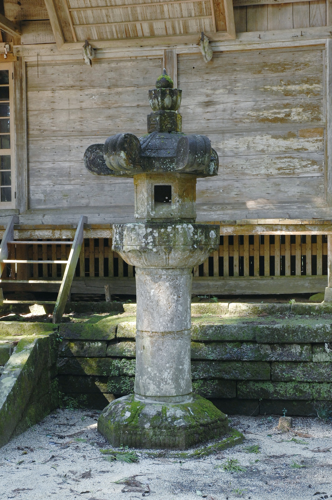 大宮温泉神社の石灯籠向かって右側