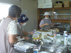 築地カフェお菓子作りの様子