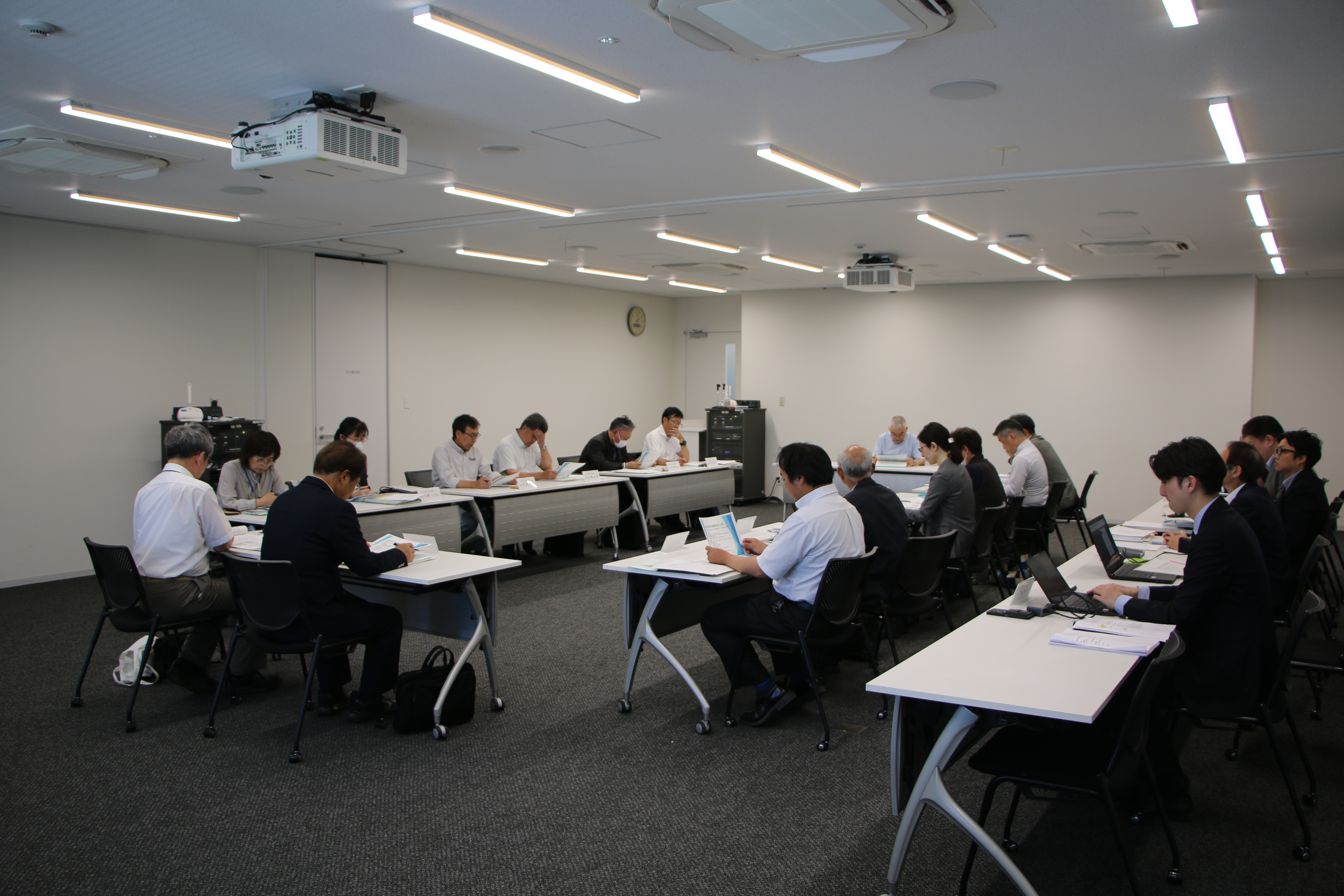 令和8年5月29日に実施した総合計画審議会の会議中の様子