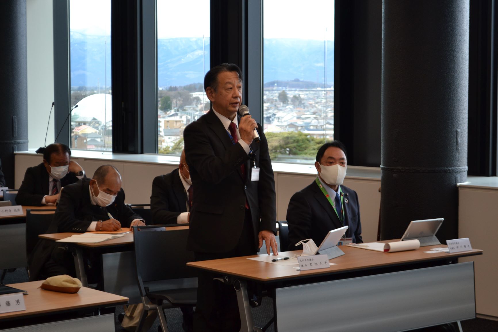 あいさつをする菊池議長